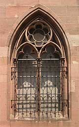 Neugotisches Fenster am Germanischen Nationalmuseum