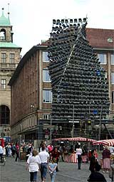 Stuhlskulptur von Olaf Metzel